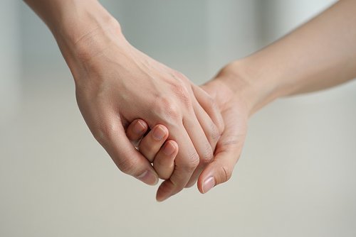 Две руки, крепко сжатые в жесте поддержки